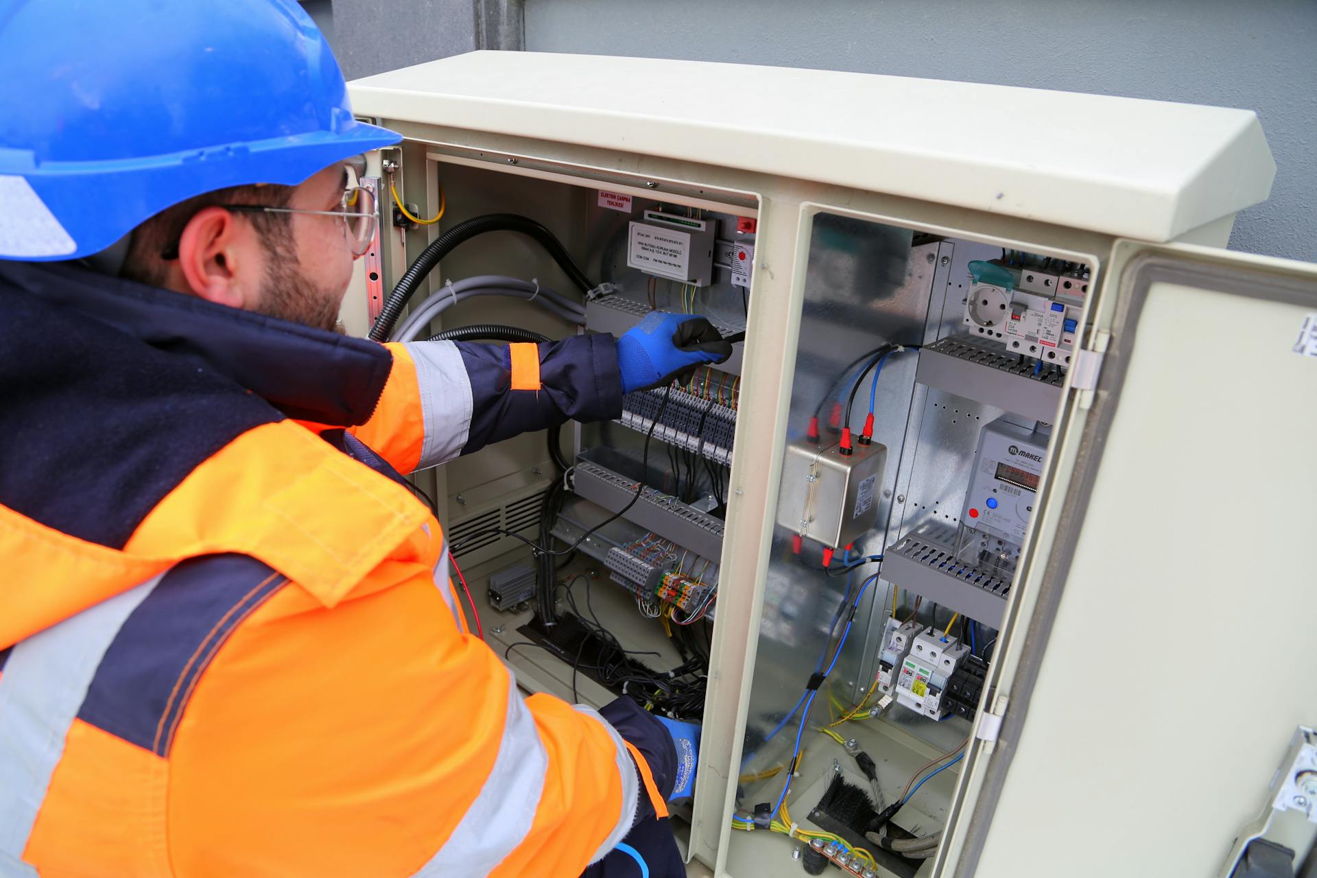 Elektryk przy szafie elektrycznej